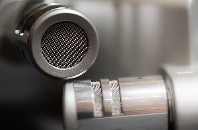 Cross-pattern microphones on a Zoom H6 Handy Recorder, a digital audio recording device - Photo CC Tony Webster :  Cross-pattern microphones on a Zoom H6 Handy Recorder, a digital audio recording device - Photo CC Tony Webster :