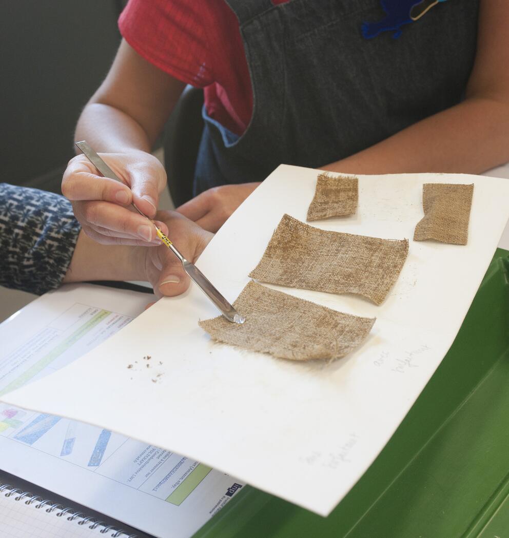 Formation continue sur le nettoyage des textiles à l'INP, photo d'Angèle Dequier, 2018 Formation continue sur le nettoyage des textiles à l'INP, photo d'Angèle Dequier, 2018