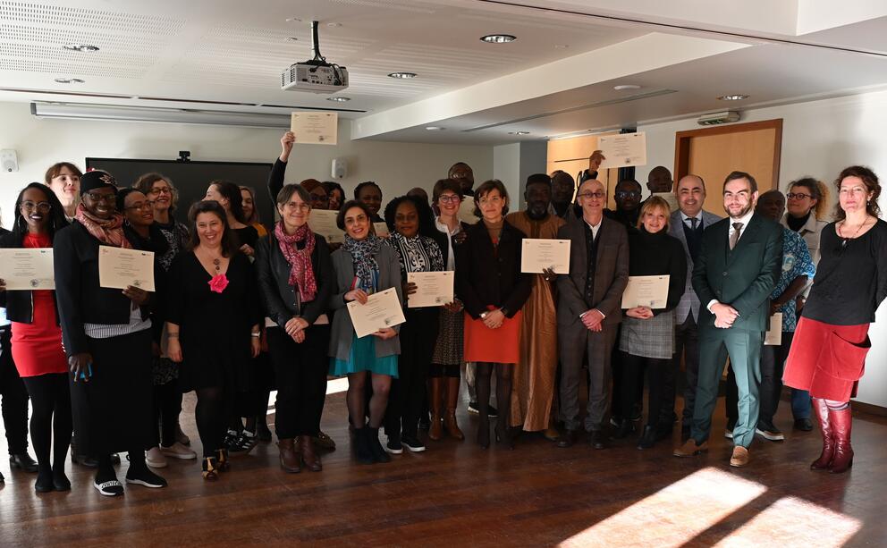 Remise des attestations de formation par Françoise Banat-Berger (SIAF) et Séverine Blenner-Michel (Inp) - Photo : INP Remise des attestations de formation par Françoise Banat-Berger (SIAF) et Séverine Blenner-Michel (Inp) - Photo : INP