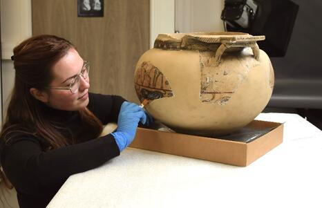 Estelle Pojolat réalise la restauration de deux cratères de Corinthe en terre cuite (Vème siècle av. JC). Estelle Pojolat réalise la restauration de deux cratères de Corinthe en terre cuite (Vème siècle av. JC).