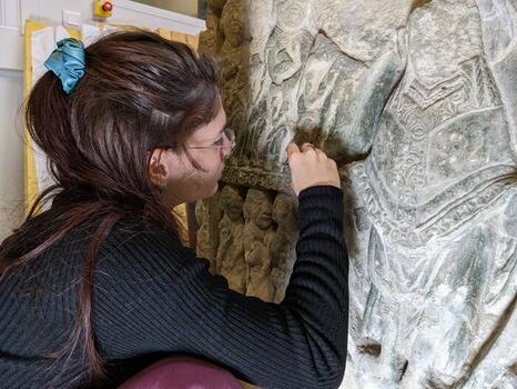 Mariane Bouhourd réalise la restauration de fonts baptismaux datés du XIIe siècle Mariane Bouhourd réalise la restauration de fonts baptismaux datés du XIIe siècle
