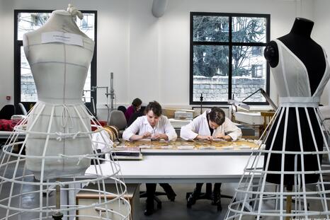 Atelier de restauration des arts textiles de l'INP, photo d'Arthur Laforge, 2015 Atelier de restauration des arts textiles de l'INP, photo d'Arthur Laforge, 2015