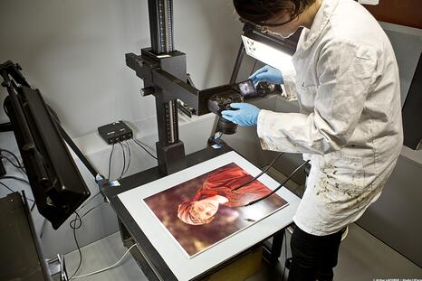 Atelier de restauration des photographies et images numériques de l'INP, photo d'Arthur Laforge, 2015 Atelier de restauration des photographies et images numériques de l'INP, photo d'Arthur Laforge, 2015