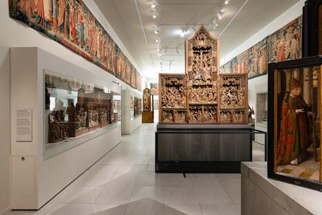 Musée de Cluny, Paris, France – Vue du musée avec vitrine, tapisserie, bois et peinture – Architecte : Bernard Desmoulin – Concepteur lumière : ACL © Alexis Paoli OPPIC Musée de Cluny, Paris, France – Vue du musée avec vitrine, tapisserie, bois et peinture – Architecte : Bernard Desmoulin – Concepteur lumière : ACL © Alexis Paoli OPPIC