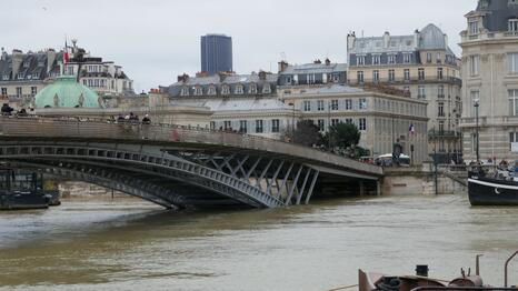 Passerelle Leopold Sedar Senghor innondation 2018 - Pgoto : cc BY Benoit Patelout Passerelle Leopold Sedar Senghor innondation 2018 - Pgoto : cc BY Benoit Patelout