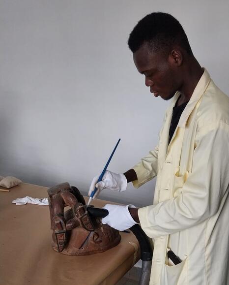 Chantier des collections au Musée ethnographique Alexandre Sènou Adande de Porto-Novo - Photo Frédérique Vincent Chantier des collections au Musée ethnographique Alexandre Sènou Adande de Porto-Novo - Photo Frédérique Vincent