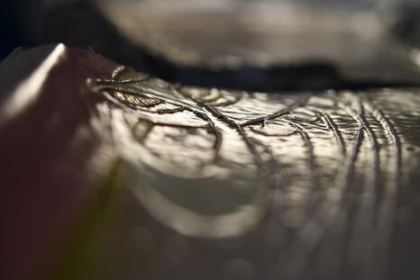 Détail d'un rétrécis de cheminée en lave reconstituée émaillée (Hector Guimard et Eugène Gillet, vers 1901-1907 ; Paris, musée d’Orsay - Photo : INP Détail d'un rétrécis de cheminée en lave reconstituée émaillée (Hector Guimard et Eugène Gillet, vers 1901-1907 ; Paris, musée d’Orsay - Photo : INP