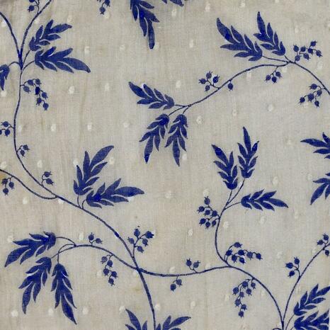 Détail d'une robe d’été en coton brodé et imprimé (1840-1850 ; Palais Galliera, musée de la mode de la Ville de Paris) - Photo : INP Détail d'une robe d’été en coton brodé et imprimé (1840-1850 ; Palais Galliera, musée de la mode de la Ville de Paris) - Photo : INP