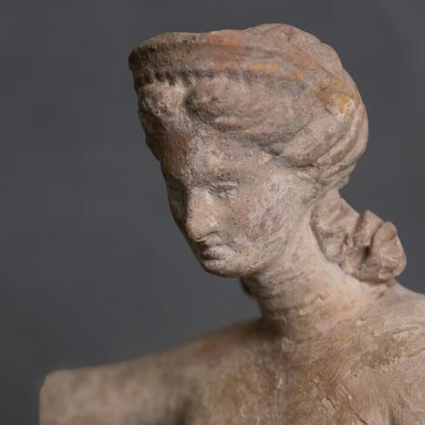 Détail d'une figurine en terre cuite de Myrina (environ IIe-Ier siècle avant J.-C. ; Paris, musée du Louvre) - Photo : INP Détail d'une figurine en terre cuite de Myrina (environ IIe-Ier siècle avant J.-C. ; Paris, musée du Louvre) - Photo : INP