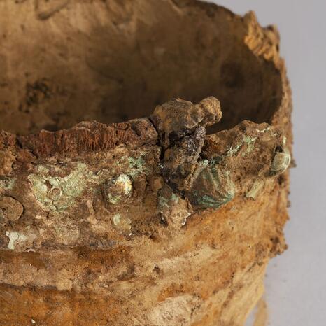 Détail d'un seau gaulois à cerclage bimétallique (IIe-Ier siècle avant J.-C. ; Glisy, centre archéologique Inrap Hauts-de-France) - Photo : INP Détail d'un seau gaulois à cerclage bimétallique (IIe-Ier siècle avant J.-C. ; Glisy, centre archéologique Inrap Hauts-de-France) - Photo : INP