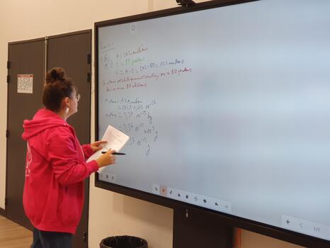 Cours de sciences pour les étudiants du programme Egalité des chances au travail, 2024 - Photo : INP Cours de sciences pour les étudiants du programme Egalité des chances au travail, 2024 - Photo : INP