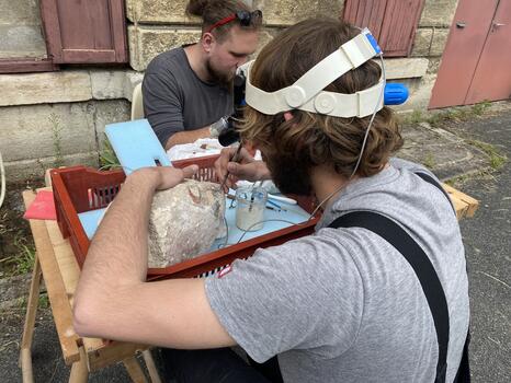 Les élèves au travail sur des éléments du portail, Musée de Cluny, 2024 - Photo : INP Les élèves au travail sur des éléments du portail, Musée de Cluny, 2024 - Photo : INP