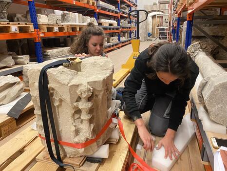 Les élèves au travail sur des éléments du portail, Musée de Cluny, 2024 - Photo : INP Les élèves au travail sur des éléments du portail, Musée de Cluny, 2024 - Photo : INP