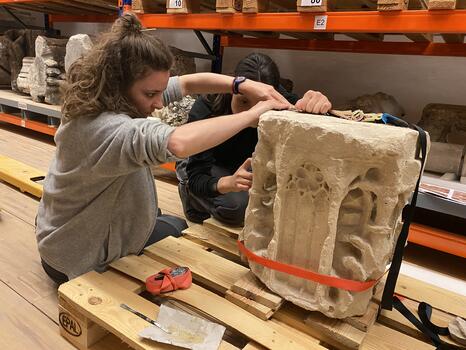 Les élèves au travail sur des éléments du portail, Musée de Cluny, 2024 - Photo : INP Les élèves au travail sur des éléments du portail, Musée de Cluny, 2024 - Photo : INP
