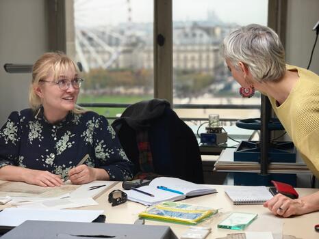 Une stagiaire lors de la séquence au C2RMF avec Blandine Durocher - Photo : DR Une stagiaire lors de la séquence au C2RMF avec Blandine Durocher - Photo : DR