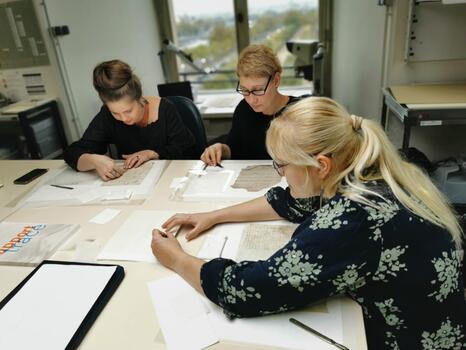 Les stagiaires lors de la séquence au C2RMF avec Blandine Durocher - Photo : DR Les stagiaires lors de la séquence au C2RMF avec Blandine Durocher - Photo : DR