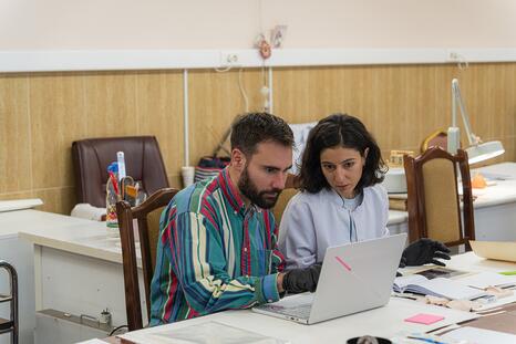 Un élève et un restaurateur du Matenaradan au travail lors du chantier-école de la spécialité « photographie et image numérique » au Matenadaran – Institut Mesrop Machtots de recherche sur les manuscrits anciens - Photo : Matenaradan