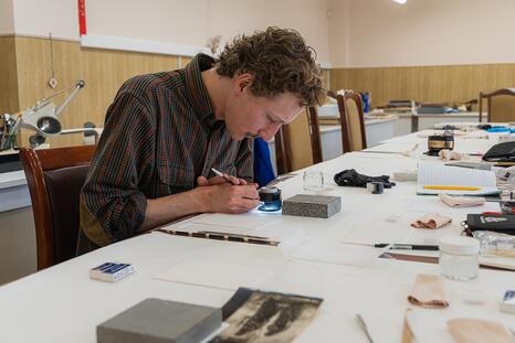 Un élève au travail lors du chantier-école de la spécialité « photographie et image numérique » au Matenadaran – Institut Mesrop Machtots de recherche sur les manuscrits anciens - Photo : Matenaradan