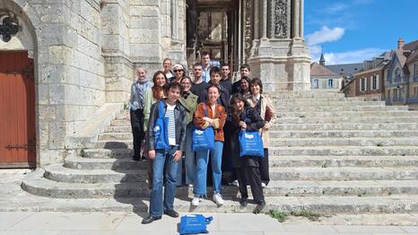 La promo Prépa Talents 2026 devant la cathédrale de Chartes - Photo : Françoise Berretrot / INP