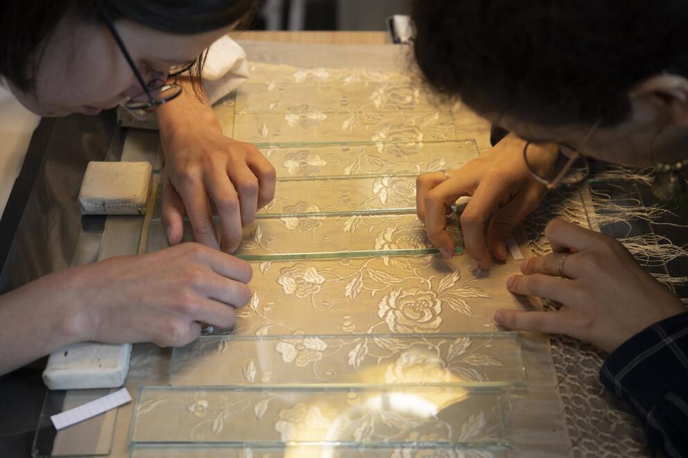 Atelier de restauration des arts textiles, INP, photo d'Angèle Dequier Atelier de restauration des arts textiles, INP, photo d'Angèle Dequier