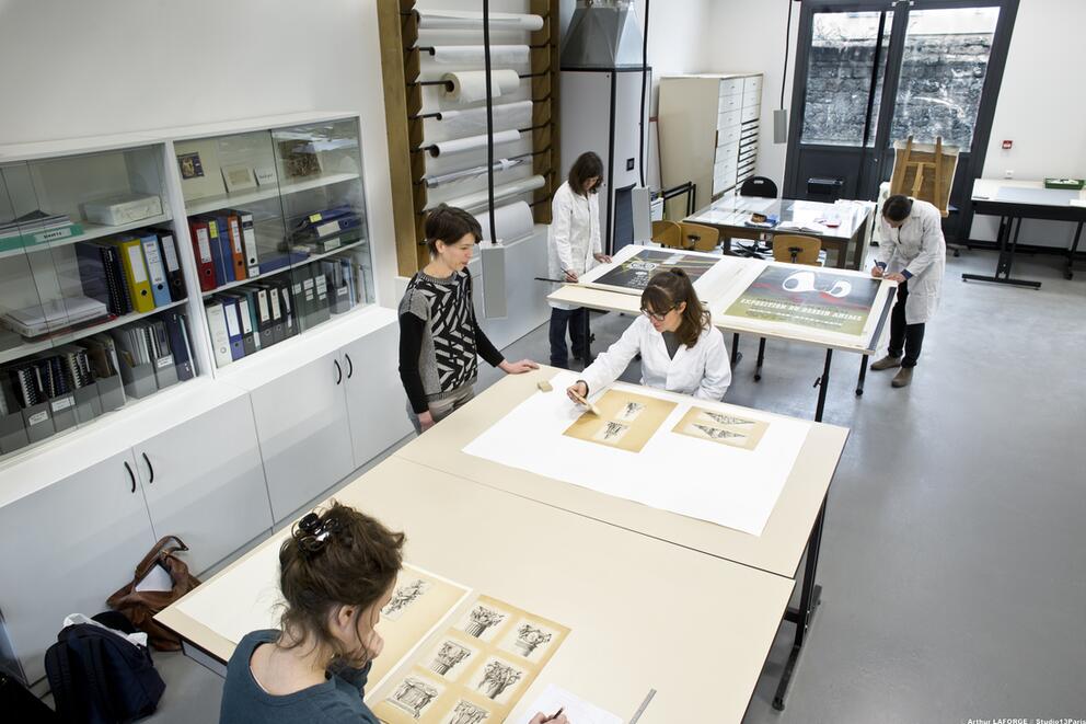 Atelier de restauration des arts graphiques et livres de l'INP, photo d'Arthur Laforge, 2015