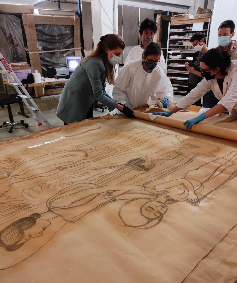 Des élèves conservateurs du patrimoine durant un chantier des collections découvrent des dessins issus du fonds de l'illustratrice Elisabeth Tournon-Branly (1889 - 1972) Mad Paris - Photo : Séverine Blennner-Michel / Inp
