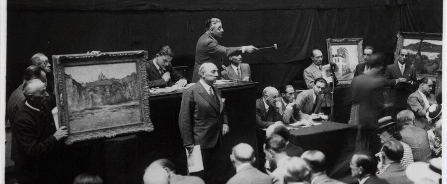 Vente aux enchères de la collection Jacques Canonne, Hôtel Drouot, 5 juin 1942, sous le marteau du commissaire-priseur Maître Alphonse Bellier, assisté par les experts André Schoeller et Martin Fabiani (assis derrière la petite table à droite) Vente aux enchères de la collection Jacques Canonne, Hôtel Drouot, 5 juin 1942, sous le marteau du commissaire-priseur Maître Alphonse Bellier, assisté par les experts André Schoeller et Martin Fabiani (assis derrière la petite table à droite)