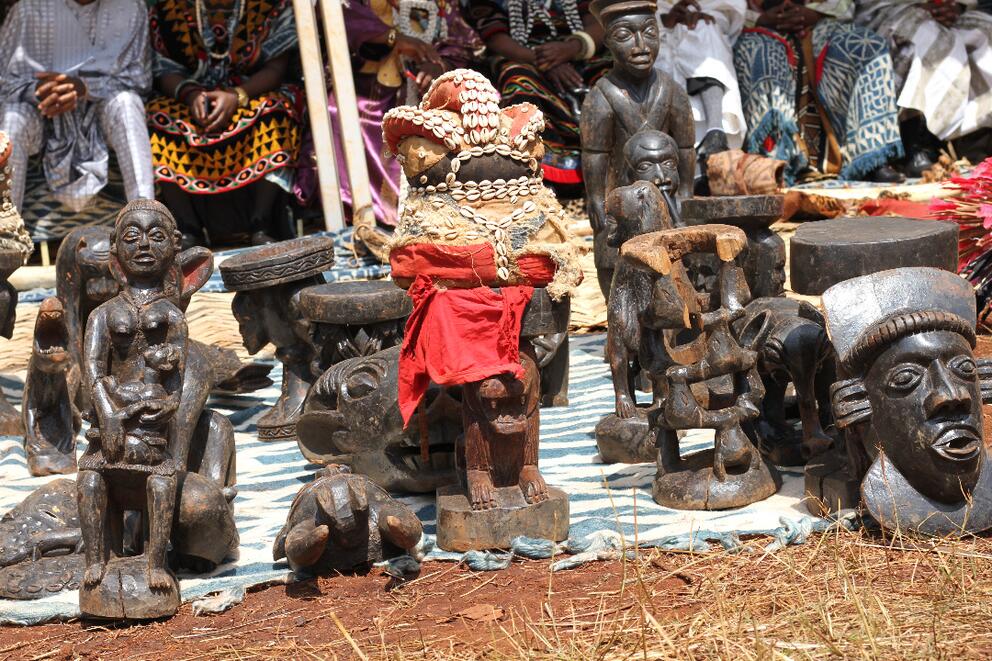 Exposition de biens coutumiers lors des funérailles d’une reine-mère à la chefferie Bamendjinda, octobre 2020 - Photo : Clément Wandji Exposition de biens coutumiers lors des funérailles d’une reine-mère à la chefferie Bamendjinda, octobre 2020 - Photo : Clément Wandji