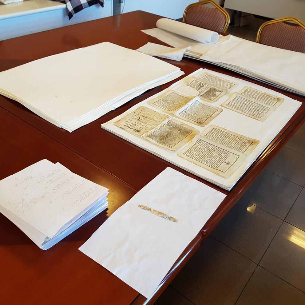 Une vue de feuillet à mettre en presse après nettoyage, comblements, reprise de déchirures et ré-encollage - Photo : Nina Mourat Une vue de feuillet à mettre en presse après nettoyage, comblements, reprise de déchirures et ré-encollage - Photo : Nina Mourat