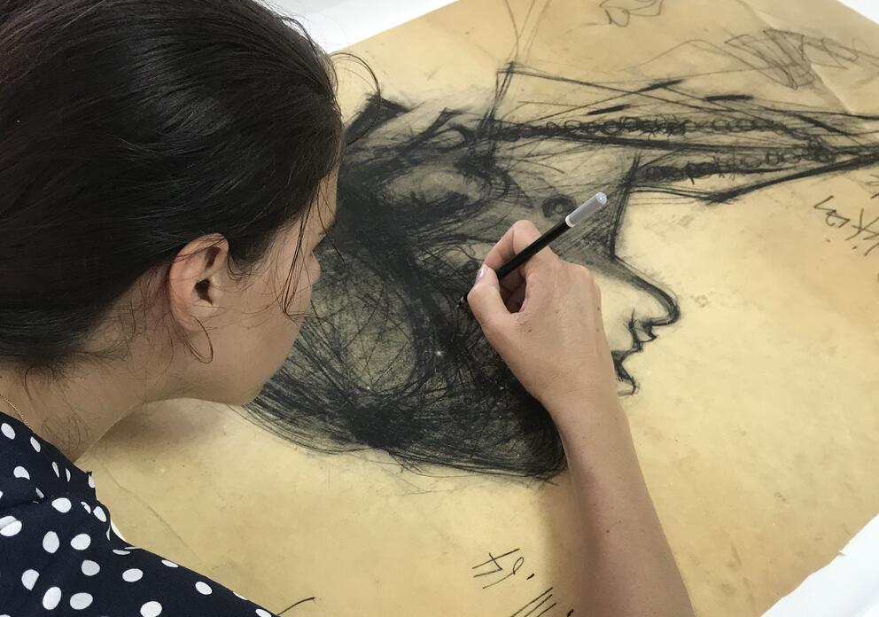 Caroline Gelot, conservateur-restaurateur spécialisée en arts graphiques et livres au travail au Liban - Photo : DR