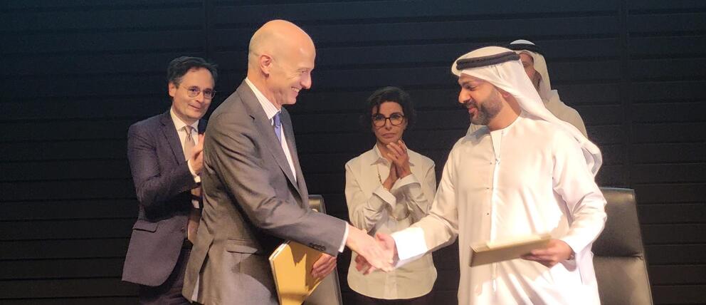 Inauguration à Abou Dabi du programme MuseoPro. H.E. Saood Abdulaziz Al Hosani sous-secrétaire du DCT serrant la main d'Hervé Hervé Barbaret, directeur général de France Muséums 