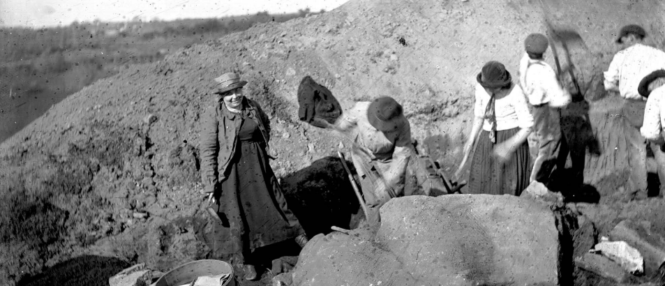 Zacharie Le Rouzic - Marthe Saint-Just-Péquart sur la fouille à Carnac (56) au début des années 1920 Zacharie Le Rouzic - Marthe Saint-Just-Péquart sur la fouille à Carnac (56) au début des années 1920