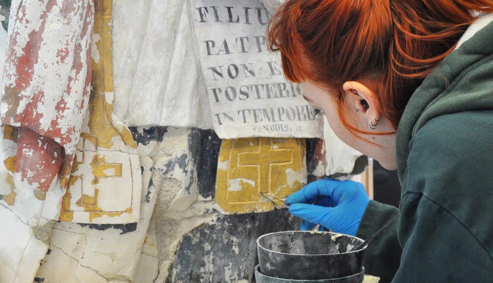 Une élève restauratrice de l'atelier mobilier au travail - Photo : INP Une élève restauratrice de l'atelier mobilier au travail - Photo : INP