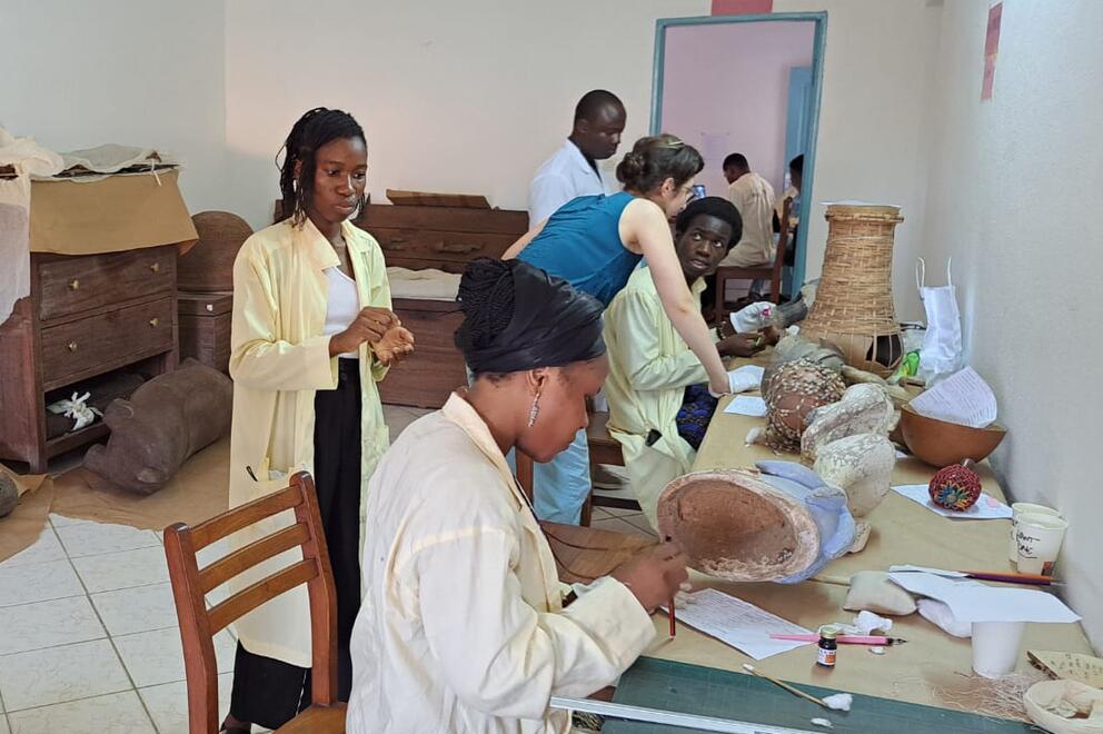 Chantier-école au musée ethnographique Alexandre Sènou Adande de Porto-Novo - Potos Frédérique Vincent Chantier-école au musée ethnographique Alexandre Sènou Adande de Porto-Novo - Potos Frédérique Vincent