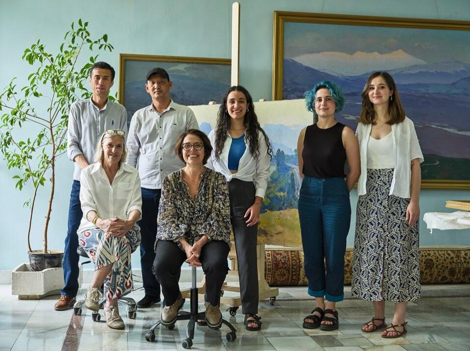 Les participants au chantier-école en spécialité peinture à Tachkent du 6 au 17 mai 2024 © Fondation pour le développement de l’art et de la culture Les participants au chantier-école en spécialité peinture à Tachkent du 6 au 17 mai 2024 - Photo : Fondation pour le développement de l’art et de la culture