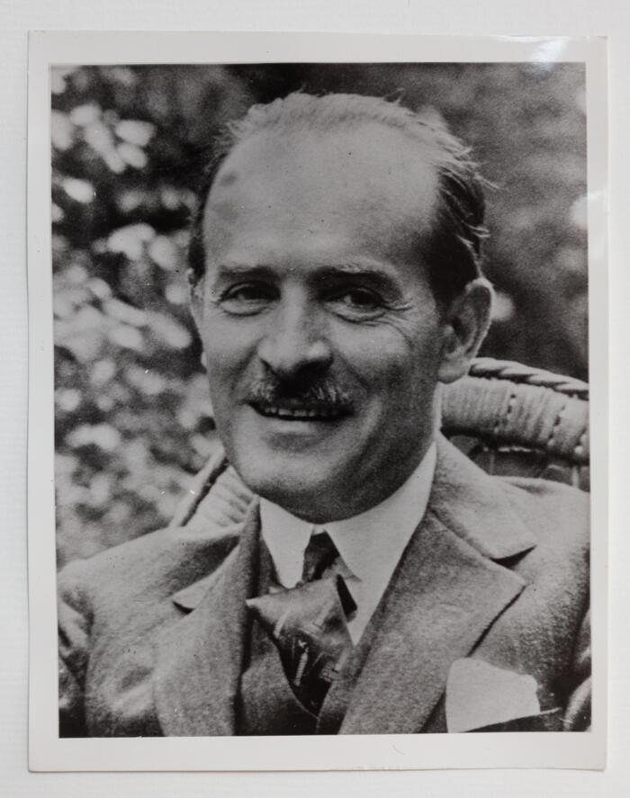 Portrait de René Gimpel dans le jardin de l'hôtel Jacques Doucet, photographie non datée - Photo : Galerie Gimpel, Paris. l Jacques Doucet, photographie non datée - Photo : Galerie Gimpel, Paris.
