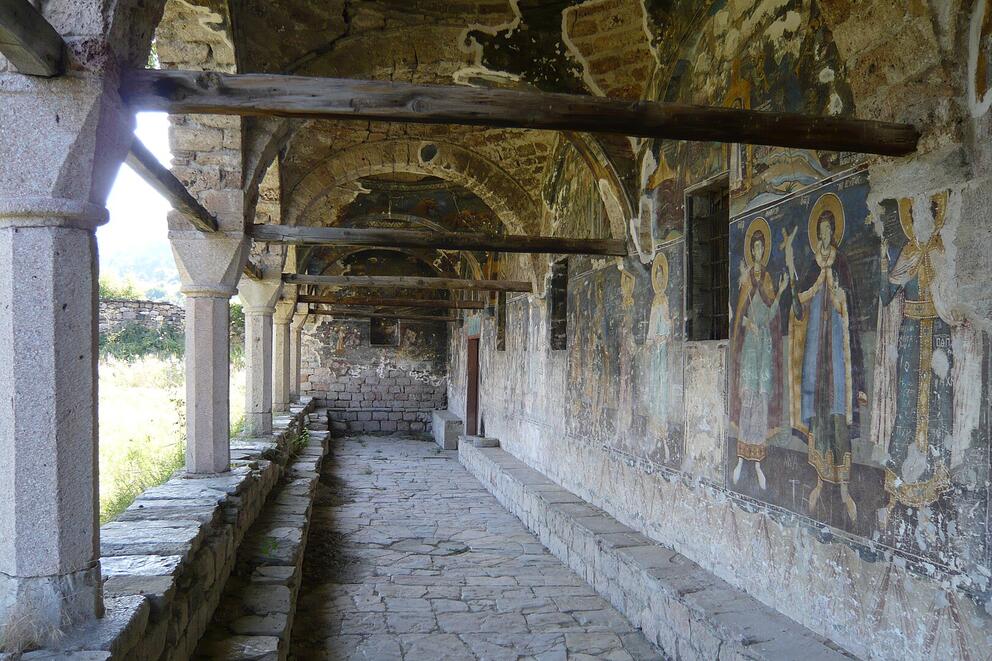 L'exonarthex décoré de l'église Saint-Athanase - Photo : Markussep — Travail personnel, CC BY-SA 3.0, https://commons.wikimedia.org/w/index.php?curid=11998553 L'exonarthex décoré de l'église Saint-Athanase - Photo : Markussep — Travail personnel, CC BY-SA 3.0, https://commons.wikimedia.org/w/index.php?curid=11998553