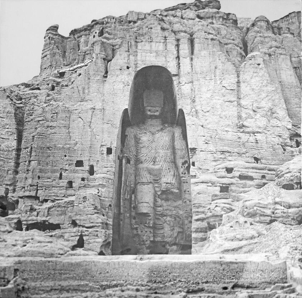 Le Bouddha de 55 m dans sa niche (détail) Auteur anonyme 1930 Afghanistan Le Bouddha de 55 m dans sa niche (détail) Auteur anonyme 1930 Afghanistan - Photo : CC BY 2.0 / Jean-Pierre Dalbéra - https://www.flickr.com/photos/dalbera/51205174628/