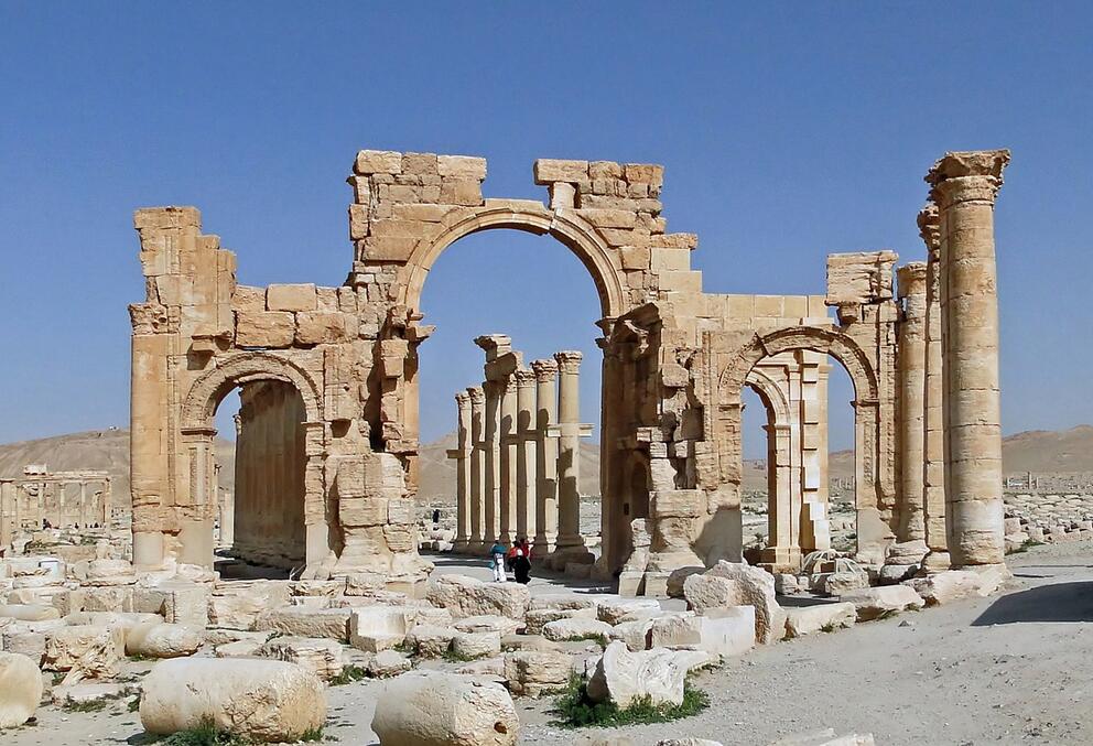 L'arc monumental de Palmyre en Syrie - Photo : CC BY Bernard Gagnon Libye