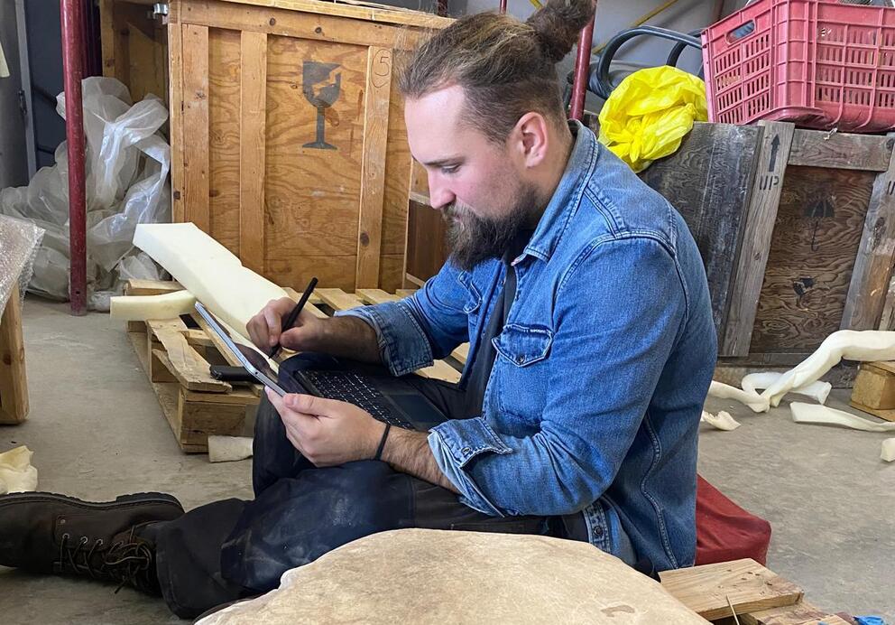 Elève restaurateur au travail, chantier-école en Jordanie, 2024 _ Photo : Hélène Dreyfus / INP