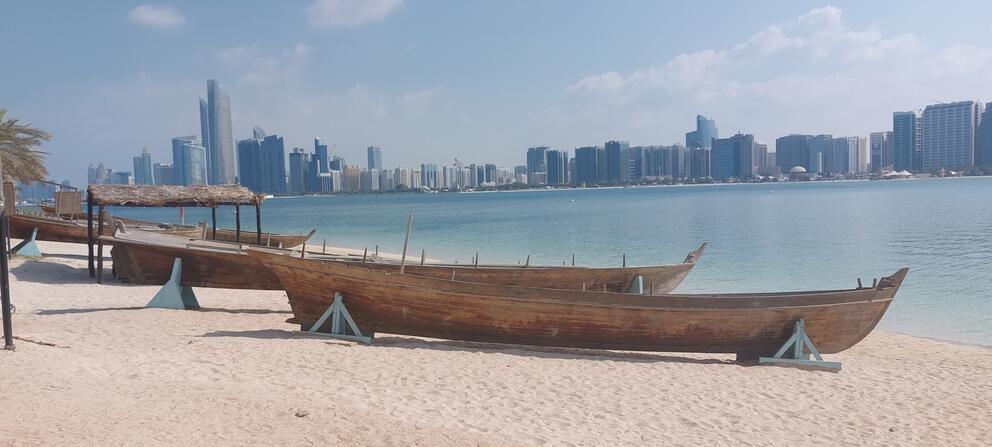 Vue de la corniche d’Abu Dhabi depuis l’Emirates Heritage Village - Photo : Joyce Nassar / INP Vue de la corniche d’Abu Dhabi depuis l’Emirates Heritage Village - Photo : Joyce Nassar / INP
