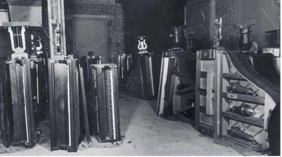Pianos entreposés dans les sous-sols du Palais de Tokyo, Bundes archiv, B 323 Bild-0311-08esarc5 / o.Ang © Bundhiv spoliation des instruments