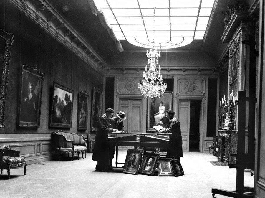 Des membres du Rassemblement national populaire (RNP) inspectent la collection Wildenstein pendant l'occupation forcée par leur parti fasciste et collaborationniste des locaux de la galerie, début avril 1941. Source : LAPI/Roger-Viollet, 2590-12. Des membres du Rassemblement national populaire (RNP) inspectent la collection Wildenstein pendant l'occupation forcée par leur parti fasciste et collaborationniste des locaux de la galerie, début avril 1941. Source : LAPI/Roger-Viollet, 2590-12.