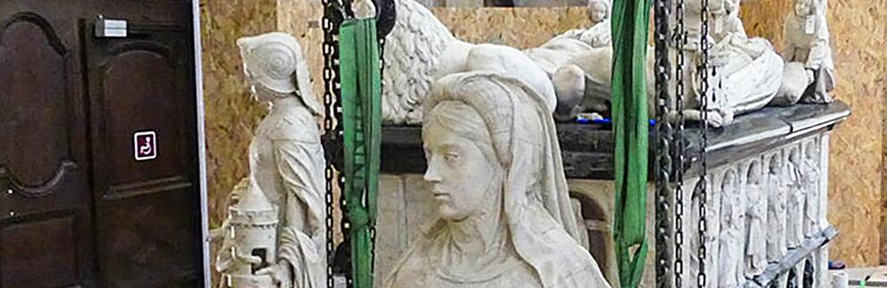 Illustration : photographie de la restauration du tombeau de François II de Bretagne et de Marguerite de Foix, de Michel Colombe, 1502 1507, cathédrale Saint Pierre et-Saint Paul de Nantes. Sculpture monumentale