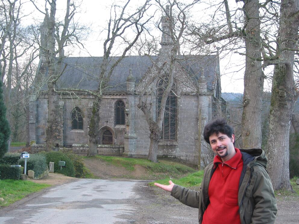 Emmanuel Caillé devant la chapelle du Faouët, 2002 - Photo DR
