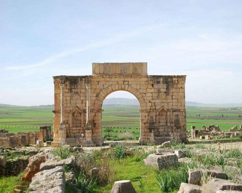 Une arche de pierre au milieu des champs, Meknès, Maroc - Photo : Unsplash / yao bros