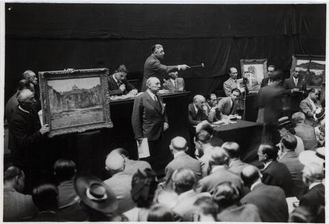 Vente aux enchères de la collection Jacques Canonne, Hôtel Drouot, 5 juin 1942, sous le marteau du commissaire-priseur Maître Alphonse Bellier, assisté par les experts André Schoeller et Martin Fabiani (assis derrière la petite table à droite) Vente aux enchères de la collection Jacques Canonne, Hôtel Drouot, 5 juin 1942, sous le marteau du commissaire-priseur Maître Alphonse Bellier, assisté par les experts André Schoeller et Martin Fabiani (assis derrière la petite table à droite)